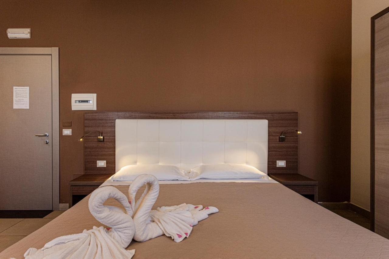 Hotel Don Giovanni อาโวลา ภายนอก รูปภาพ
